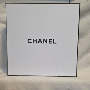 CHANEL White Gift Box